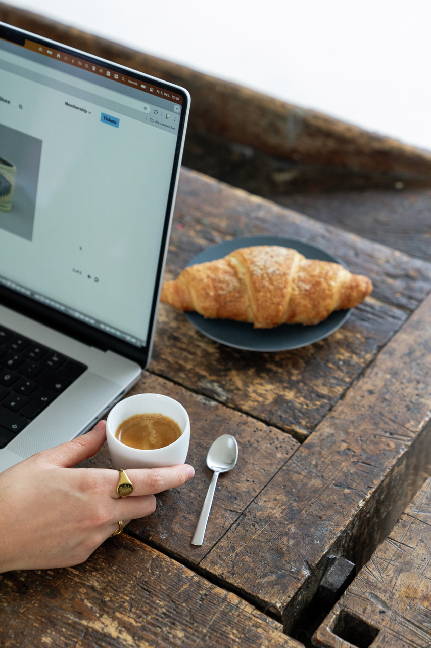 Rosenthal the cup+ Espresso doppelwandig Silky White 0,08 L – Lifestyle