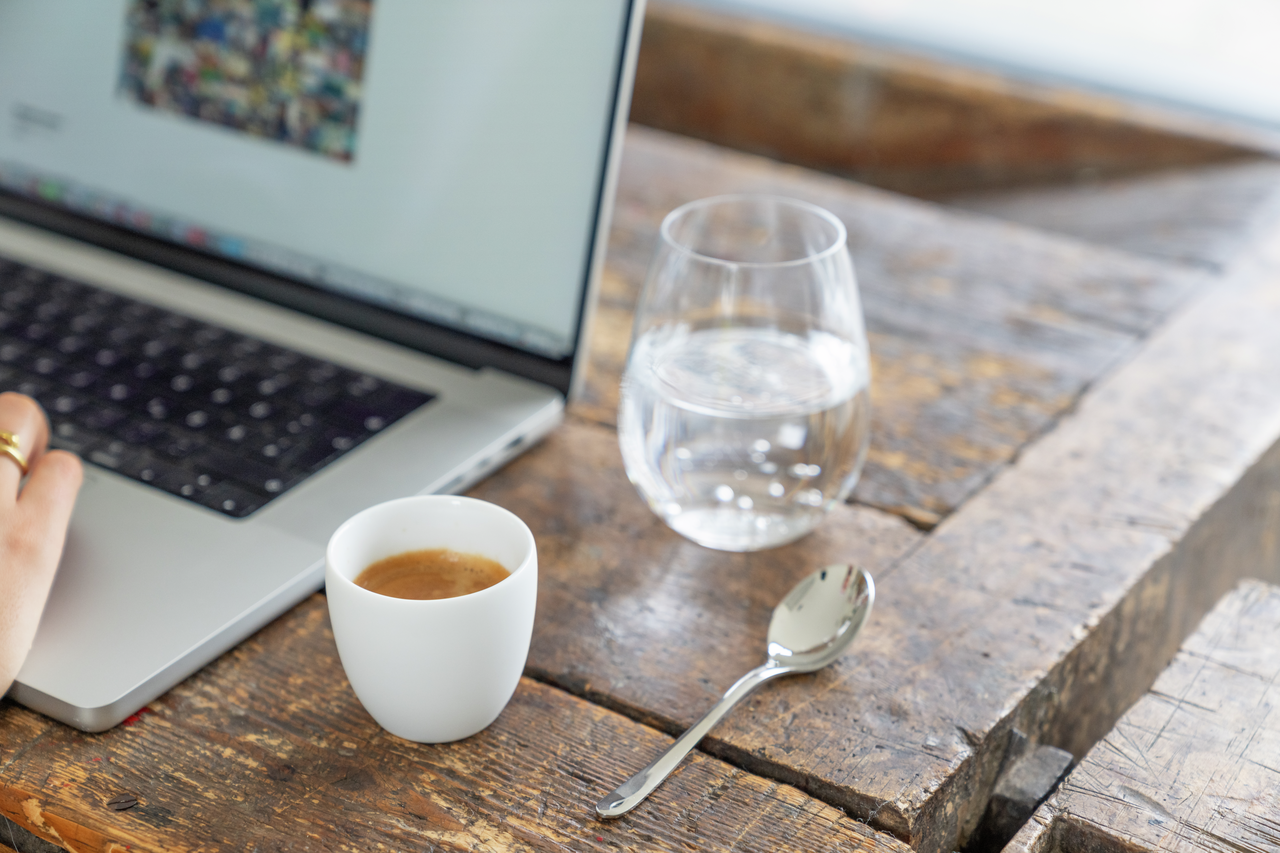 Rosenthal the cup+ Espresso doppelwandig Gentle Grey 0,08 L Grau – Lifestyle