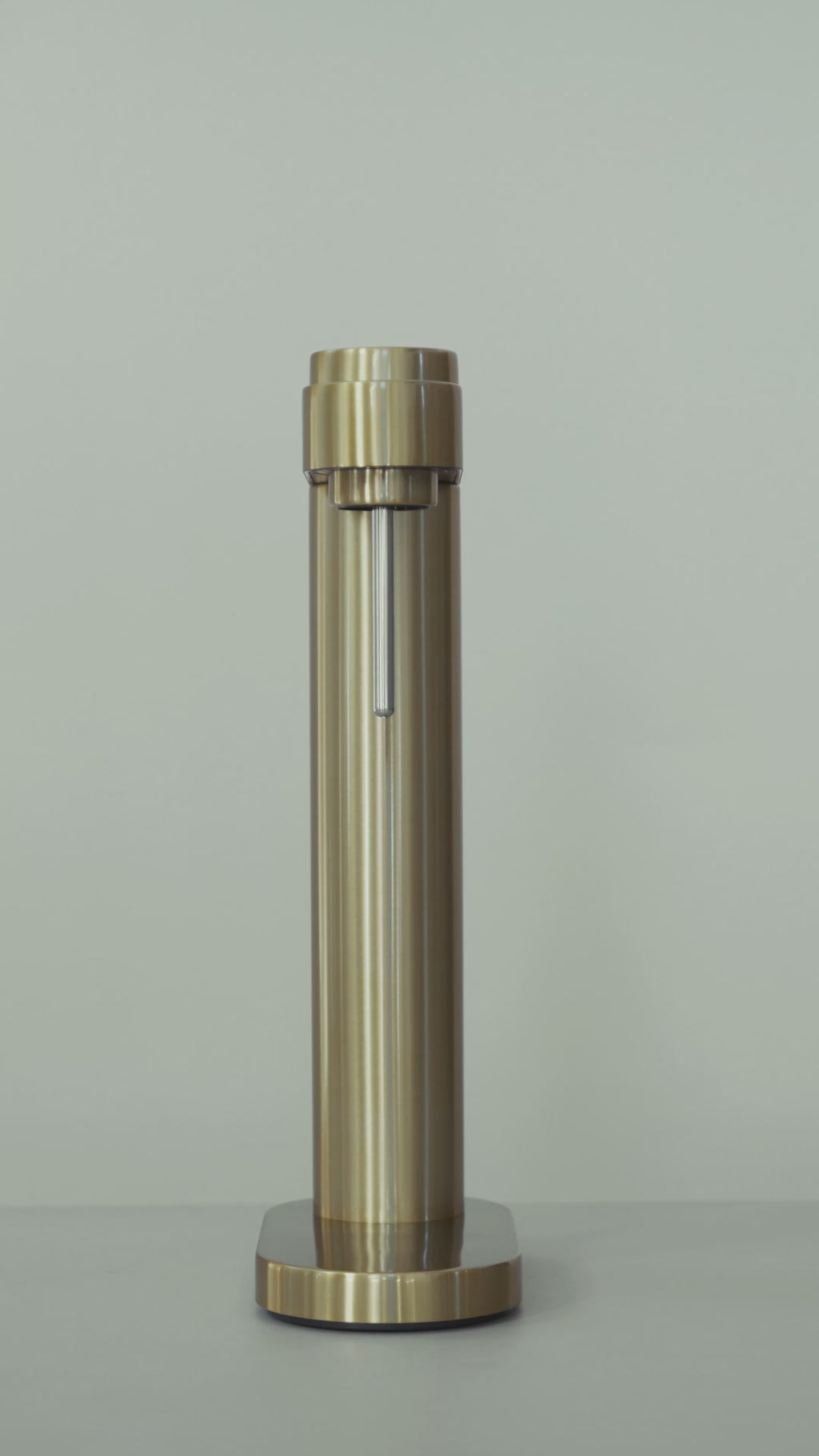 Stelton Brus Wassersprudler Brushed Brass – Anwendungsvideo